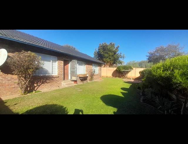 3 BEDROOM TOWNHOUSE FOR SALE IN ROOIHUISKRAAL NORTH